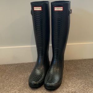 New Hunter Boots, tall black gloss, snakeskin texture and gold buckles. Size 8